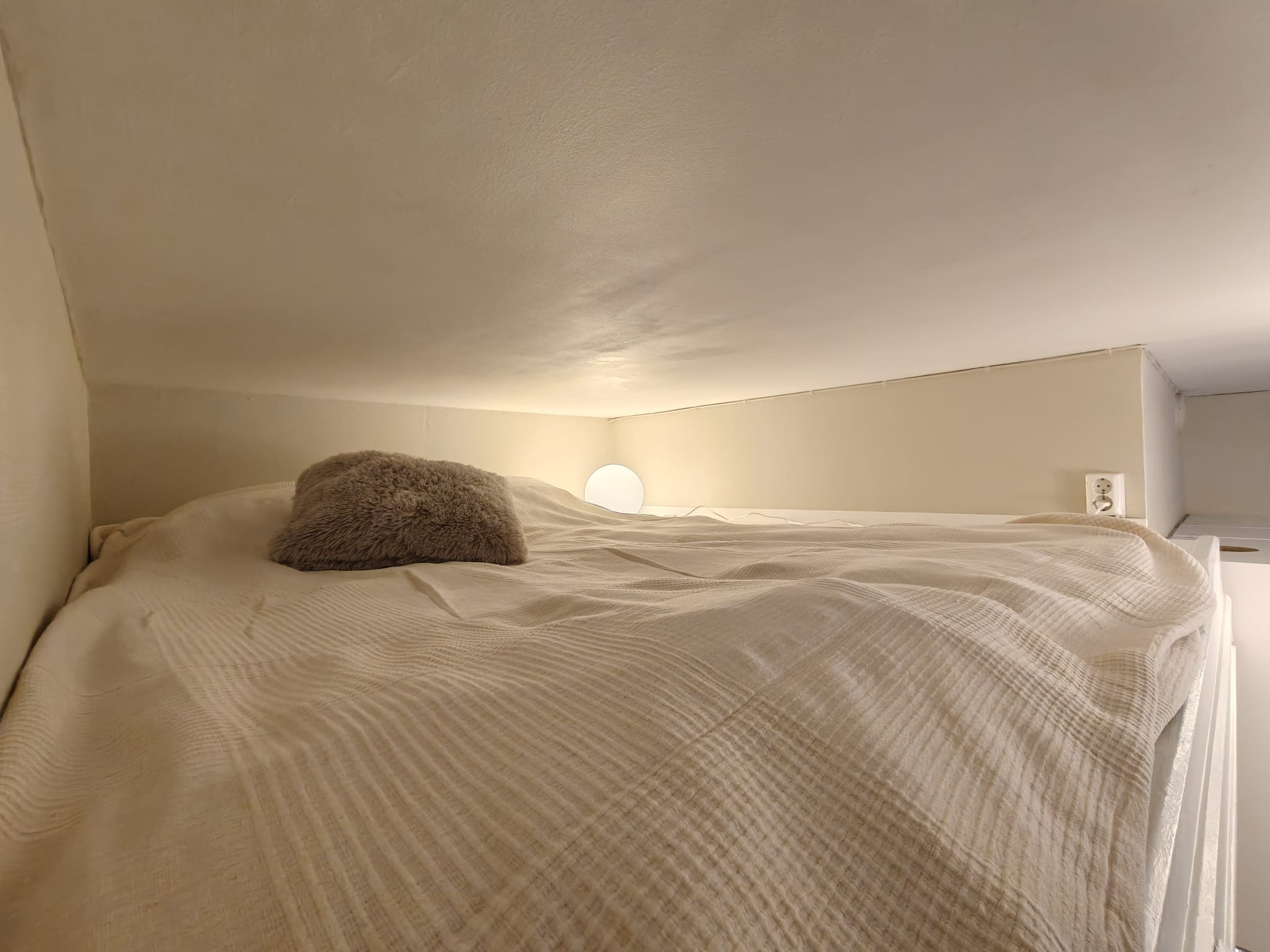 Koselig sengeplass oppe på hems.